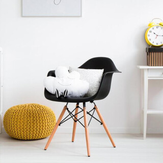 cadeira-eames-eiffel-preta-com-braco-e-base-de-madeira-rivatti_04_CJRKCAE034