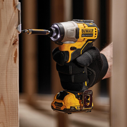 combo-furadeira-parafusadeira-e-parafusadeira-dck225f2-dewalt_01_FEDWFUR180.jpg