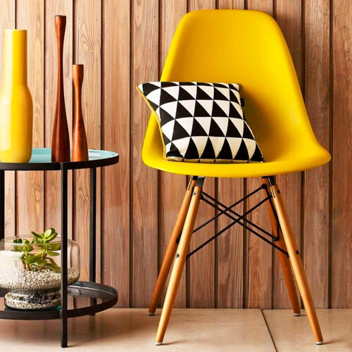 conjunto-com-2-cadeiras-eames-eiffel-amarela-base-em-madeira-emporio-tiffany_02_CJETCAE021.jpg