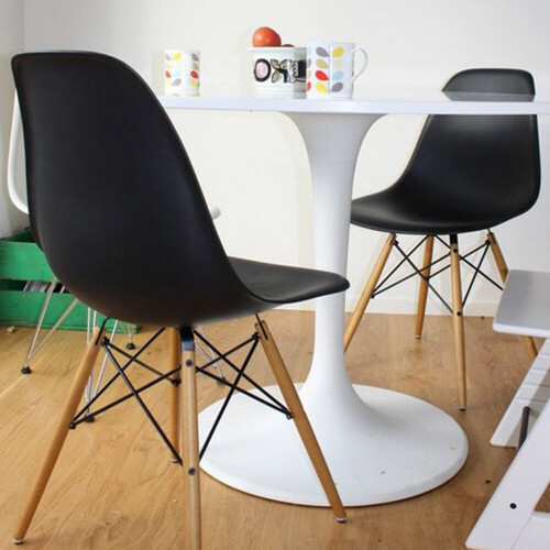 conjunto-com-2-cadeiras-eames-eiffel-preta-base-em-madeira-emporio-tiffany_02_CJETCAE024.jpg