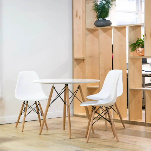 conjunto-com-4-cadeiras-eames-eiffel-branca-base-de-madeira-emporio-tiffany_04_CJETCAE106.jpg