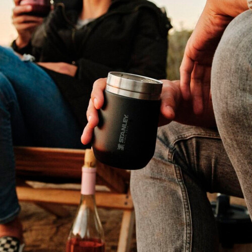copo-termico-everyday-matte-black-296ml-8110-stanley_02_UTS8COO017.jpg