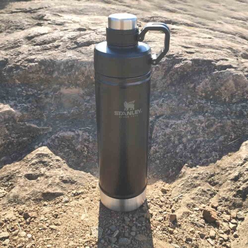garrafa-termica-classic-hydration-black-750ml-stanley_03_UTS8GRF001.jpg