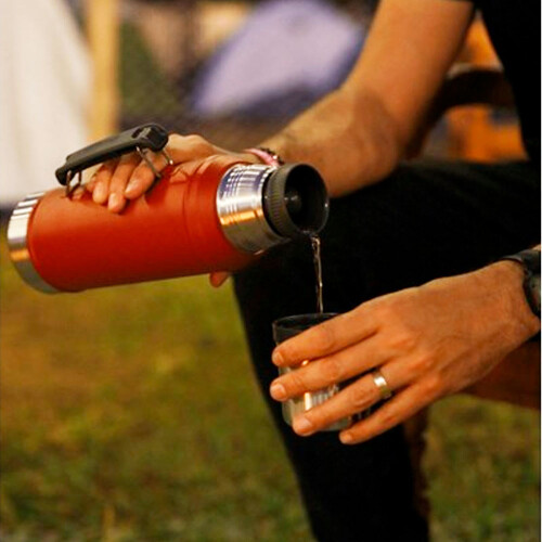 garrafa-termica-classic-matte-red-com-rolha-950ml-stanley_02_UTS8GRF009.jpg