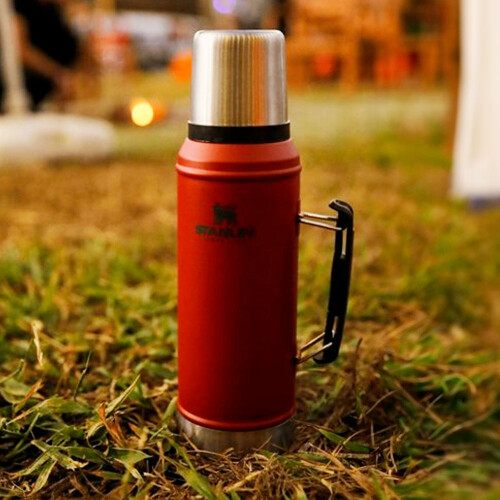 garrafa-termica-classic-matte-red-com-rolha-950ml-stanley_03_UTS8GRF009.jpg