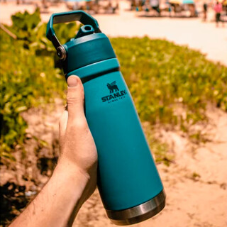 garrafa-termica-flip-straw-650ml-lagoon-stanley_02_UTS8GRF017