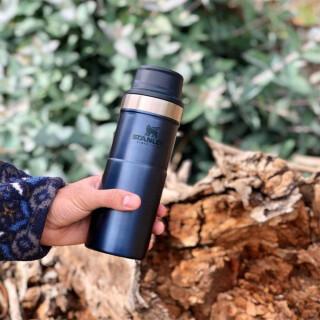 garrafa-termica-mug-classic-nightfall-350ml-stanley_04_UTS8GRF014