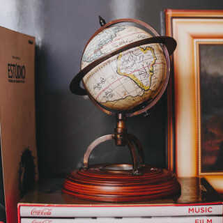 globo-decorativo-com-bussola-de-metal-e-madeira-60628-rojemac_02_PUOJDIV121