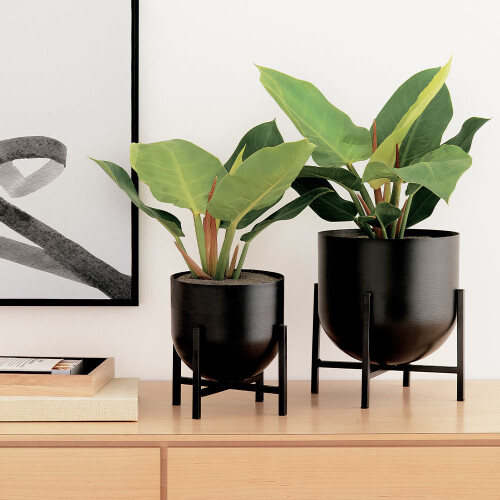 kit-2-cachepots-preto-em-metal-com-suporte-12926-p-mart_01_PUMEDCA015.jpg
