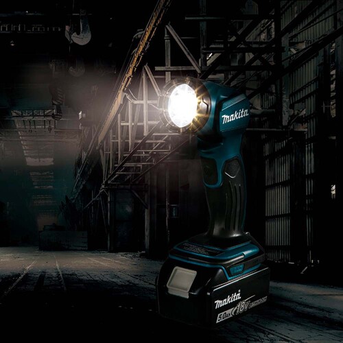 lanterna-led-dml815-18v-makita_01_FEMZLAN001.jpg