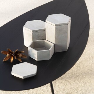pote-decorativo-hexagonal-cinza-em-cimento-12815-mart_01_PUMEDCA177