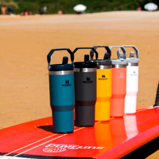 tumbler-termico-flip-straw-887ml-charcoal-stanley_05_UTS8GRF024