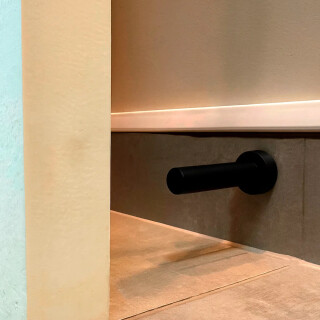 BATEDOR-DE-PORTA-BASIC-RODAPE-PRETO-COMFORTDOOR--3-FRC7ACE071