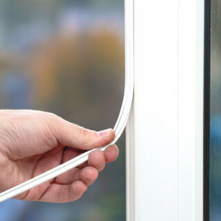 CONFORTDOOR-VEDA-FRESTA-ADESIVO-48MM-6M-BRANCO-2-FRC7ACE083